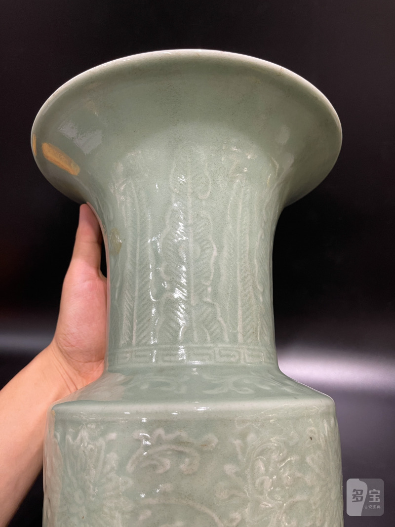 清乾隆 豆青釉浮雕缠枝莲纹花觚 - 图7